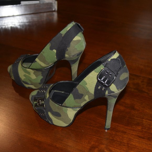 Ellie Women's Camoflage/Black Heel Size 7 - Picture 4 of 7